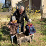 8. April: Felicia und Louisa Schnell setzen mit Opa ihre Kartoffeln.